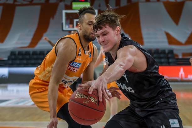 后卫的桎梏 后卫的桎梏