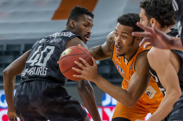 早在他初露 早在他初露